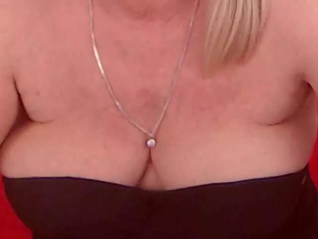 AlanaRichards on BongaCams 