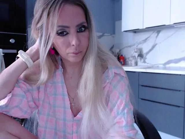 blondalina on BongaCams