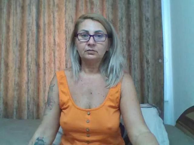 chaudeevely on BongaCams 