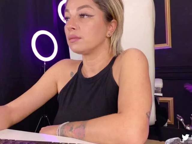 DeeaDiamond1 on BongaCams 