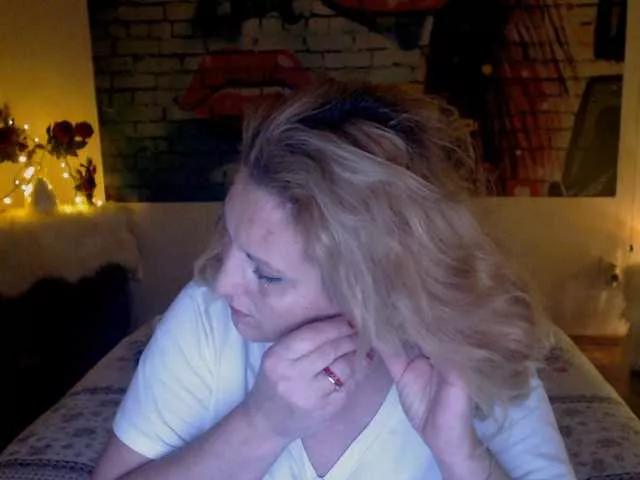DivineBlond on BongaCams 