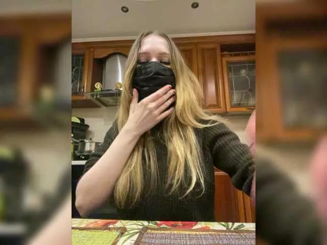 Emmalove13 on BongaCams 
