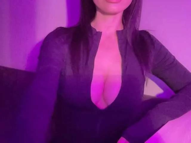 KinaGlow on BongaCams