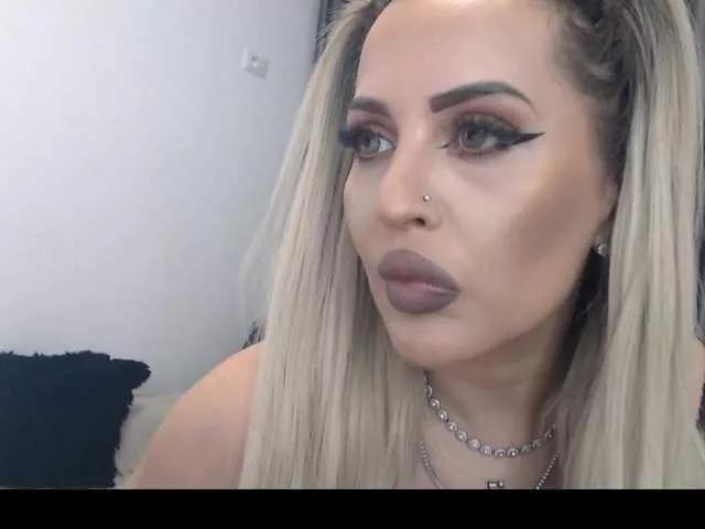 lovelyblondyx on BongaCams 