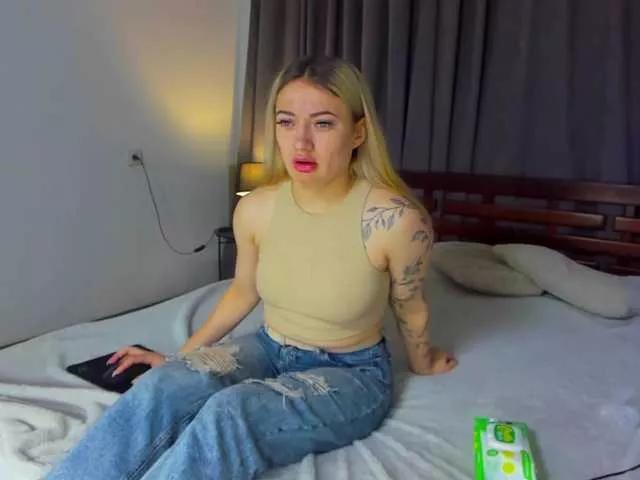 MikkiShows on BongaCams 