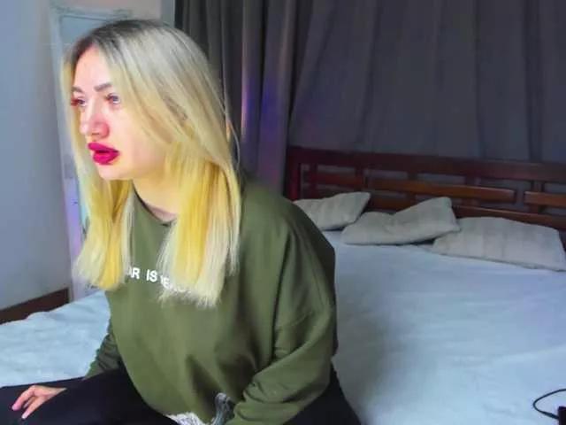 MikkiShows on BongaCams 