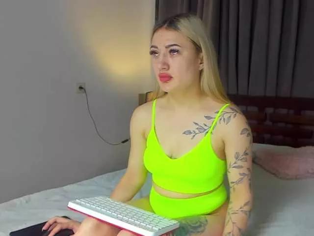 MikkiShows on BongaCams 