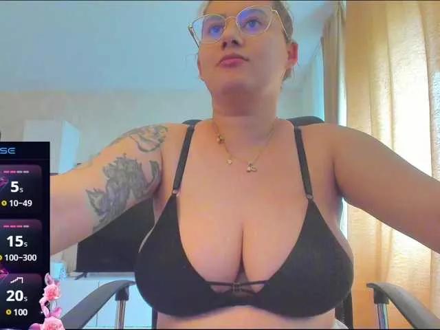 O-Queen on BongaCams