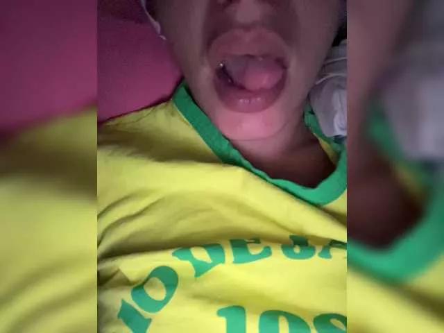 Robineee13 on BongaCams 