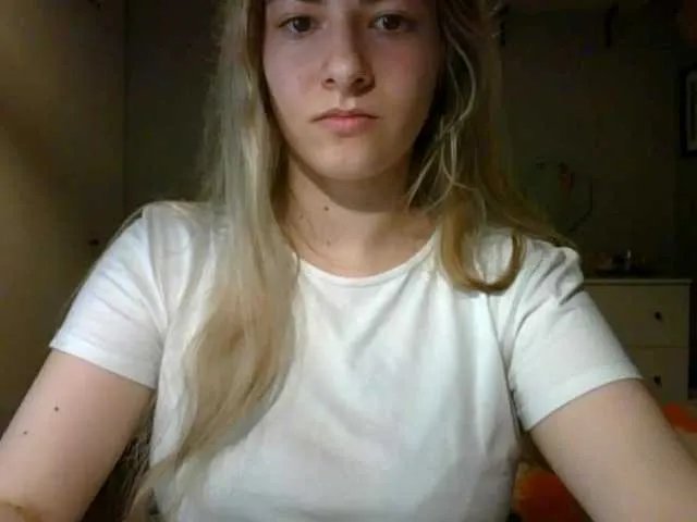 Offline RosieJune on BongaCams