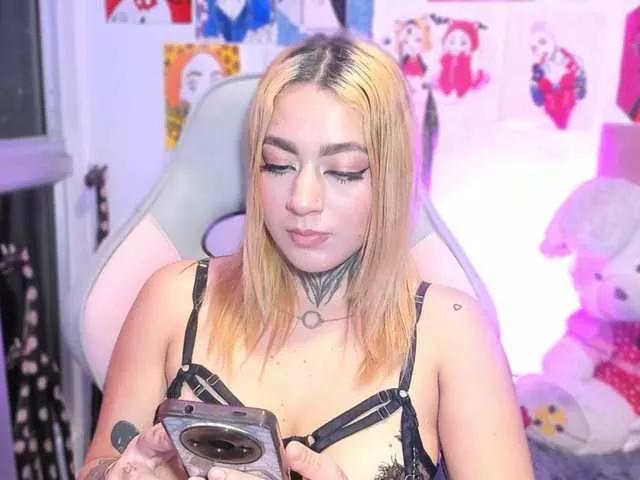 sweetavi on BongaCams 