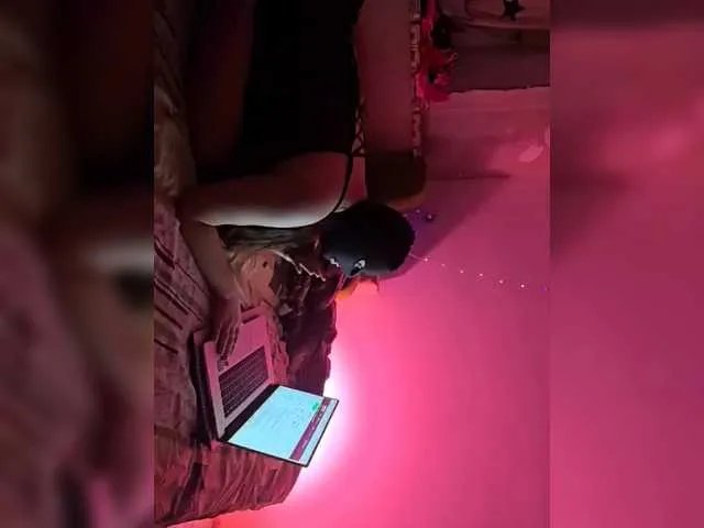 Freechat Sweethome-1 on BongaCams