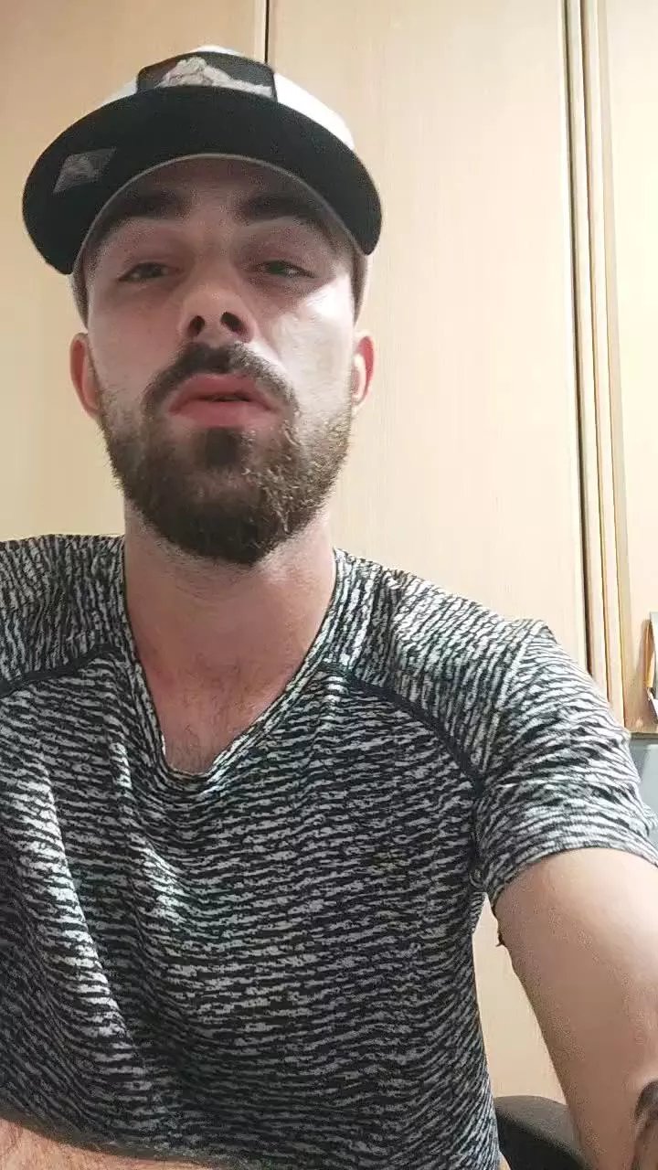 Offline Bcn18Real on Cam4