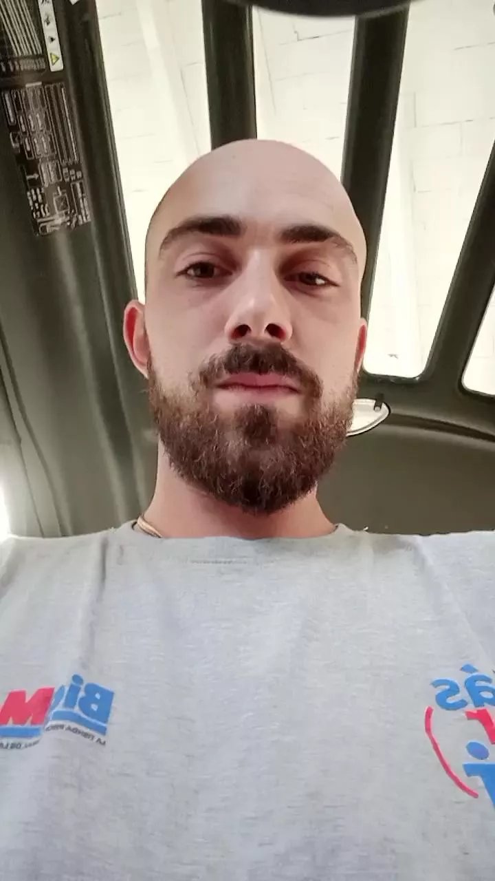 Offline Bcn18Real on Cam4