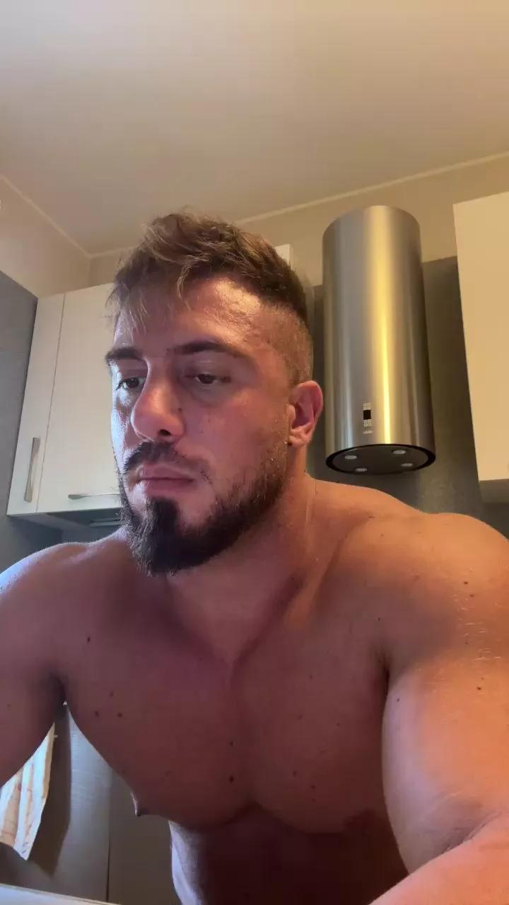 Bigwhitebull on Cam4 