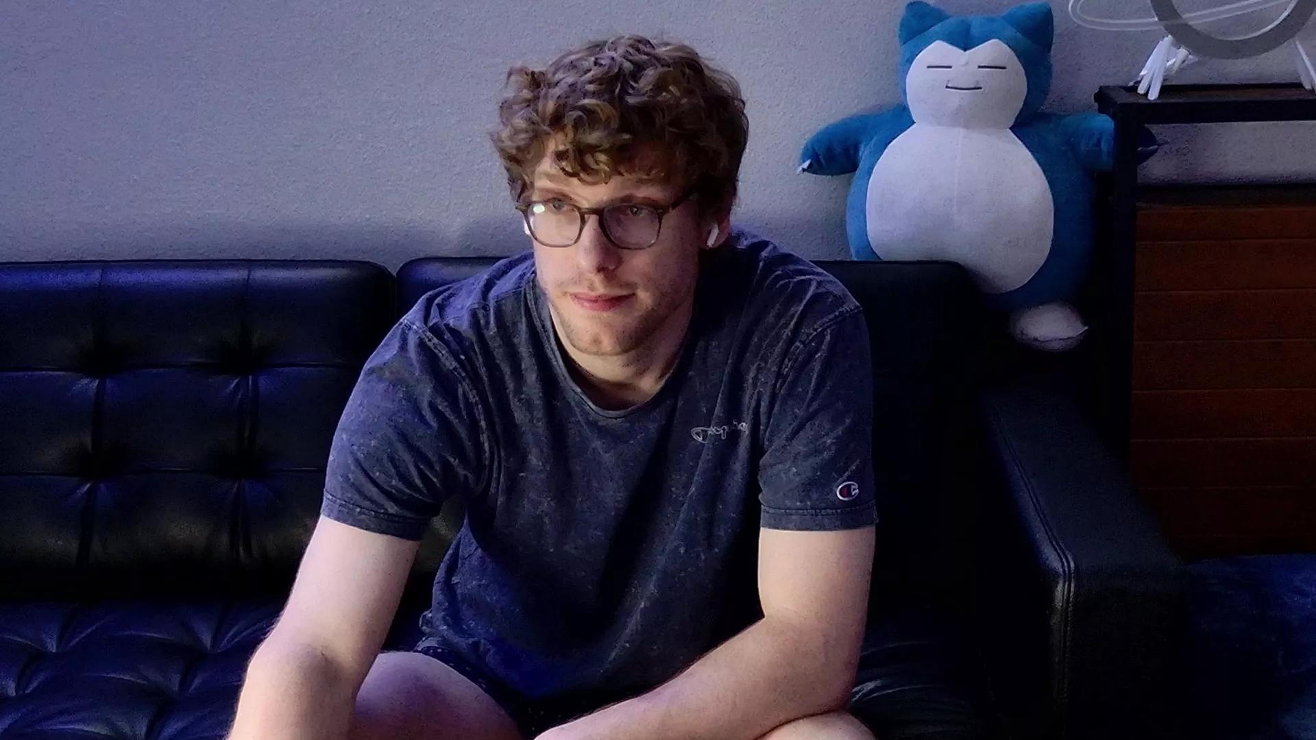 BlueEyedTallGuy on Cam4 