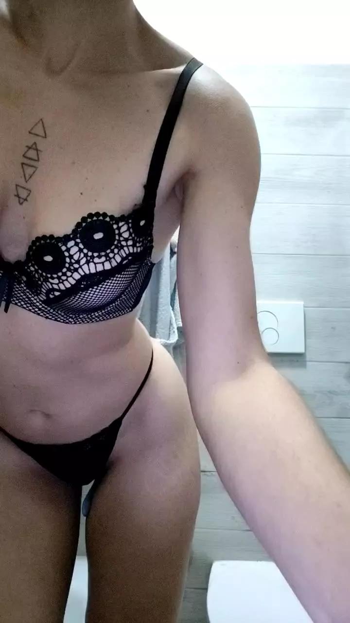 Caledoniax2 on Cam4 