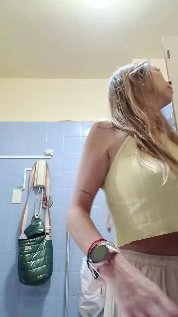 Celes90 on Cam4 