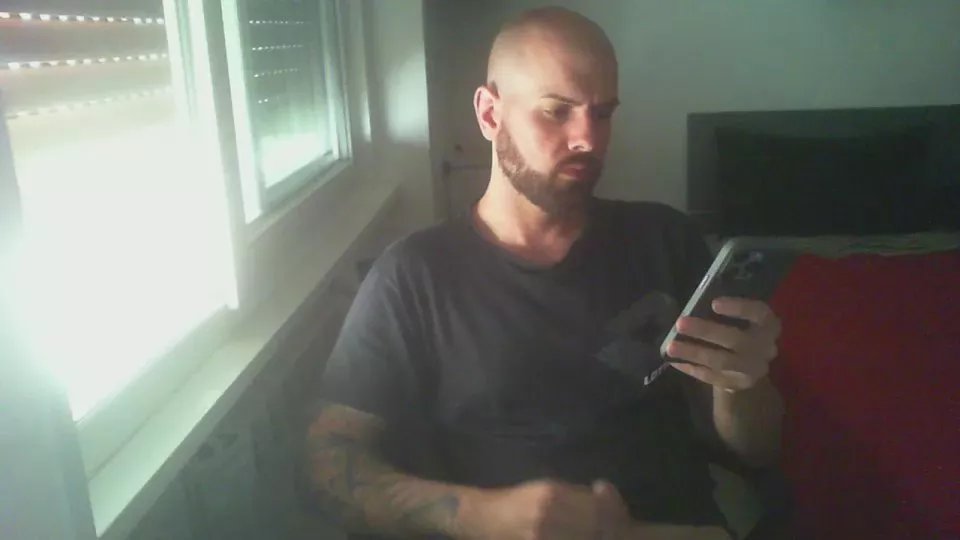 Offline coccodrillocum on Cam4