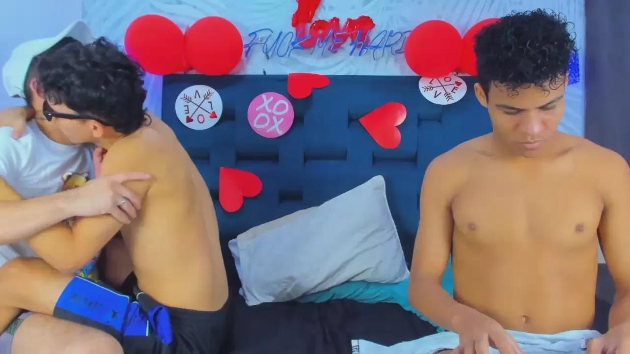 COUPLE_YOUNGSEX on Cam4 
