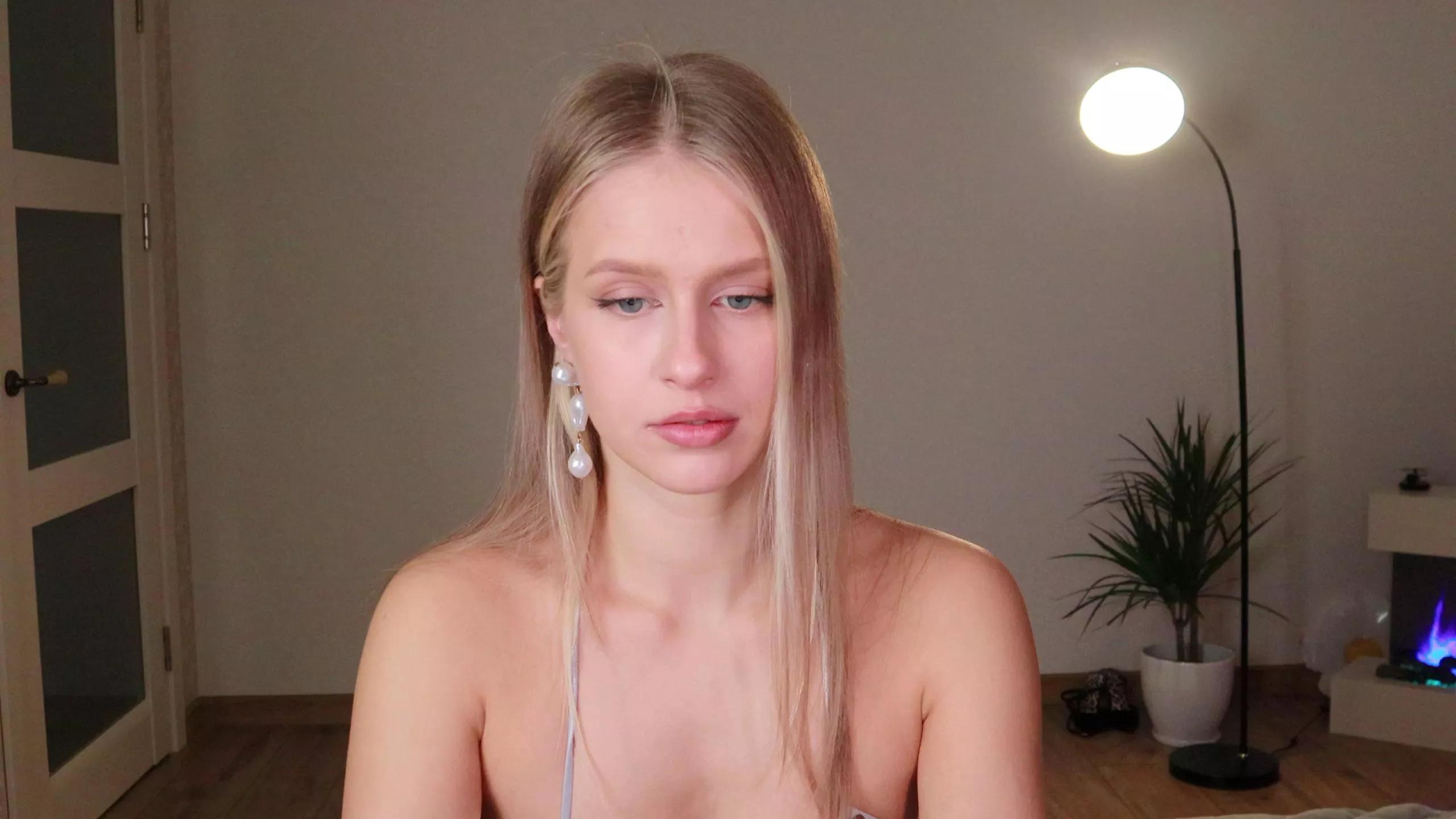 EllaTwinkle on Cam4 