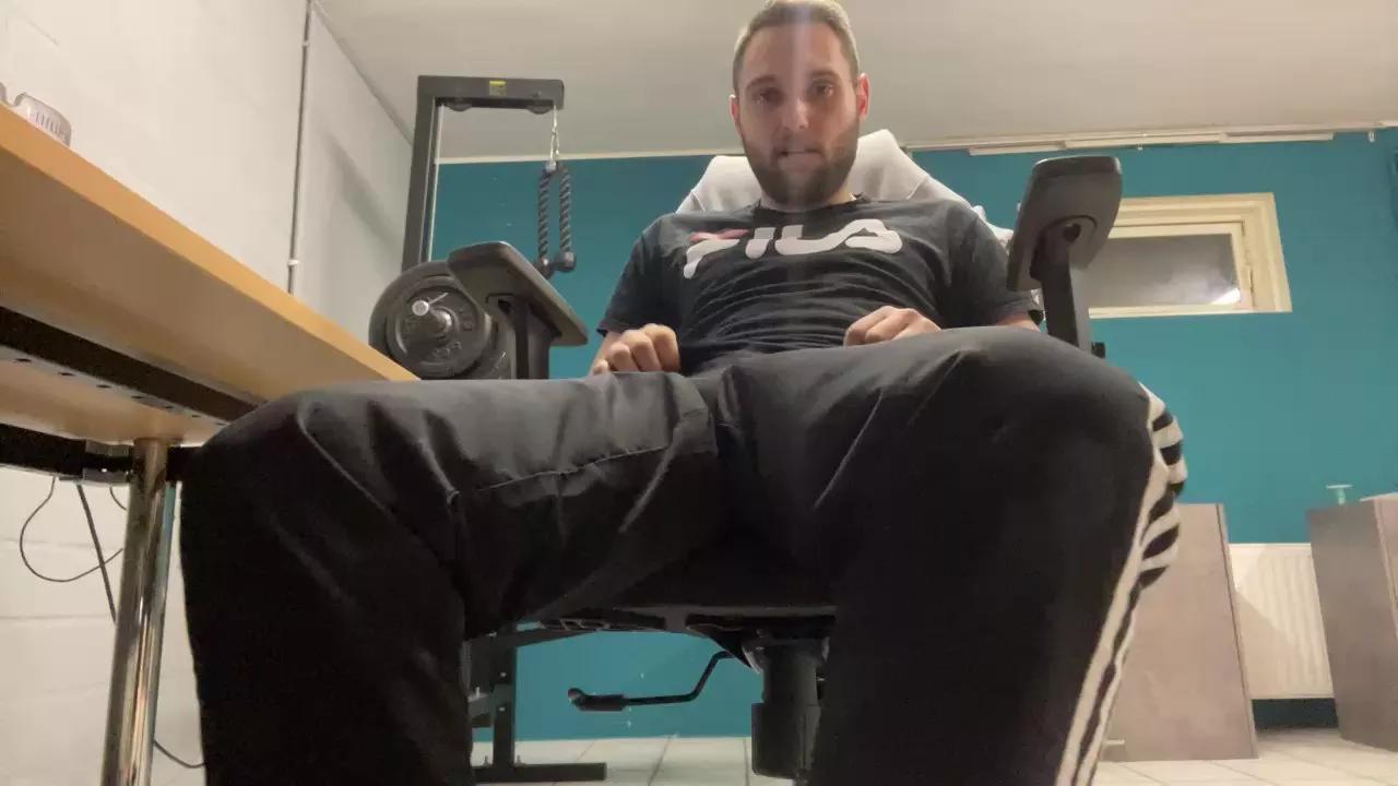 FlickBigDick68 on Cam4 