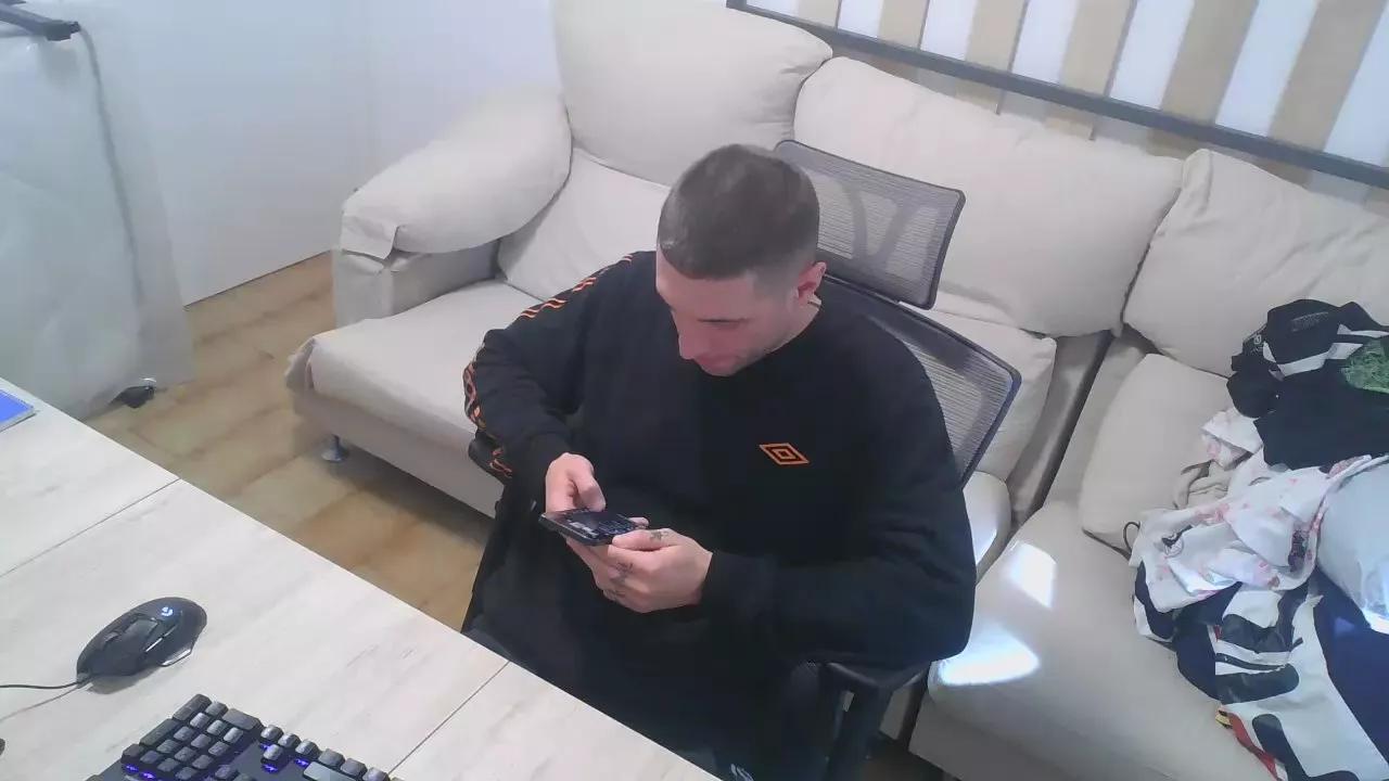 Hunterzito37 on Cam4 