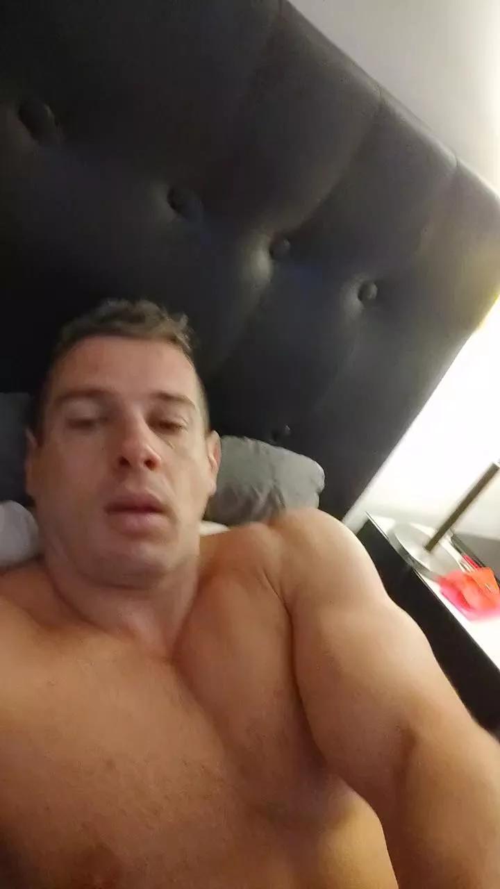 Luca23millo90 on Cam4 