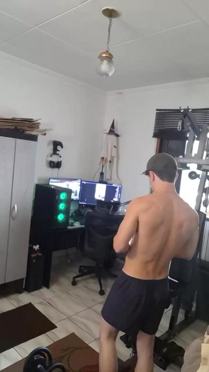 MatthewsH on Cam4 
