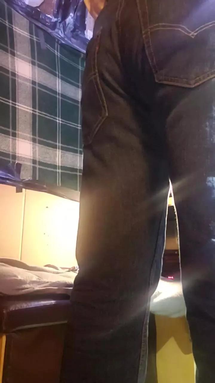 Mikeylikesit777 on Cam4 