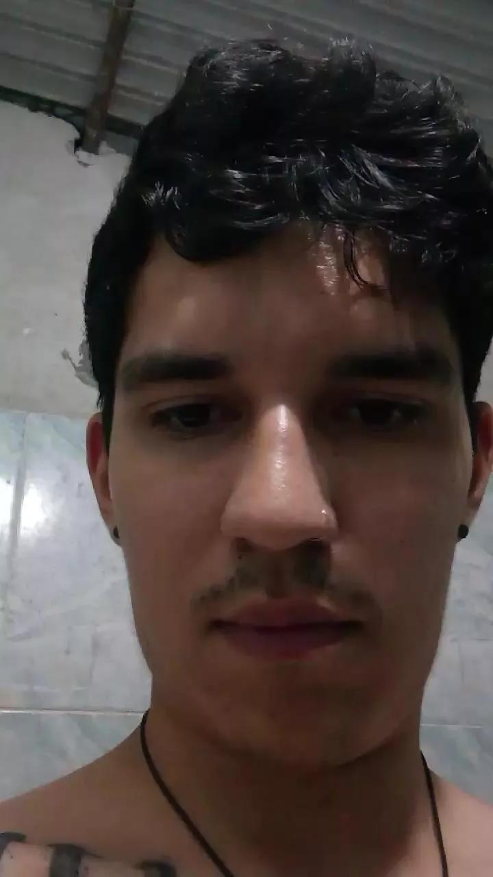 MrGuzz22 on Cam4 