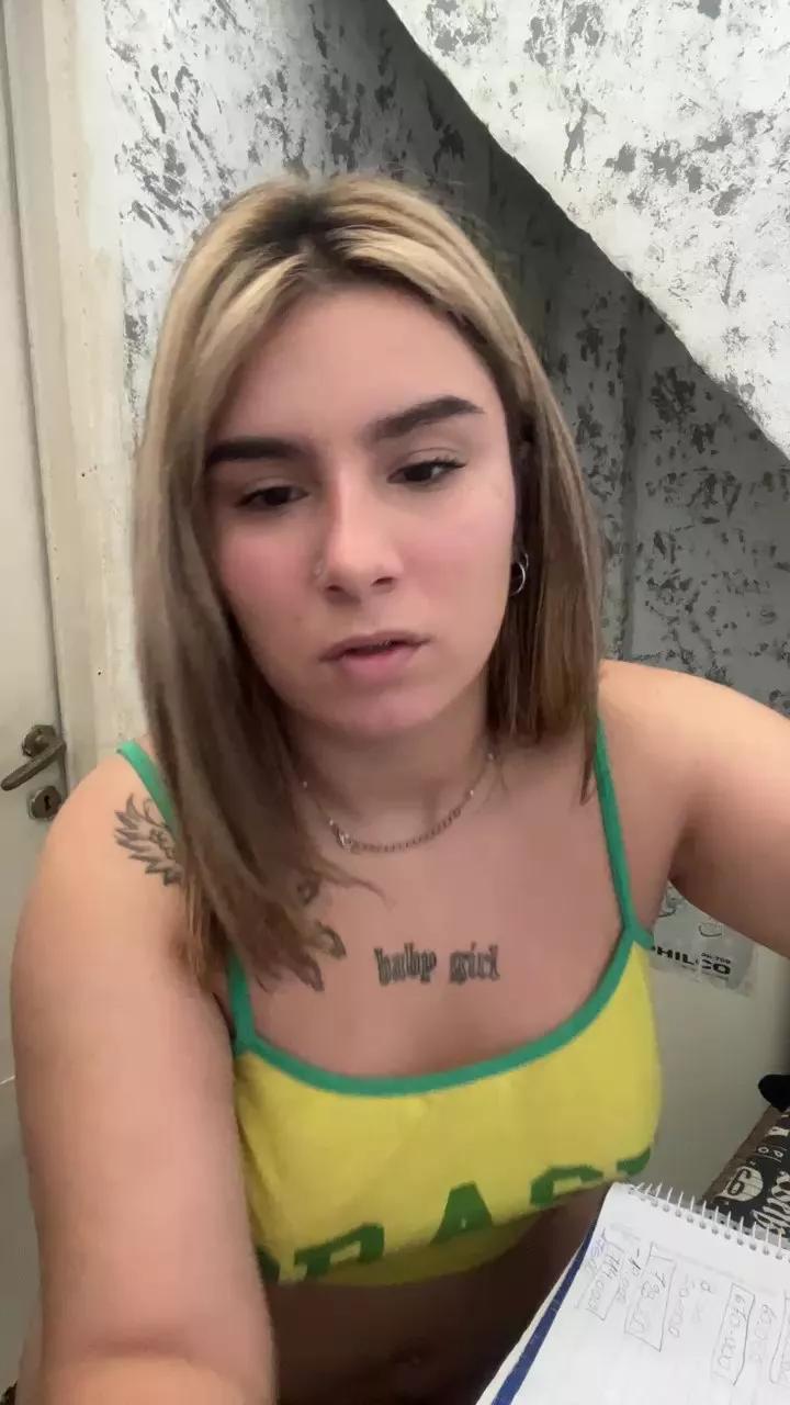 Naiina on Cam4 