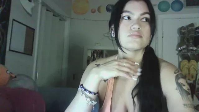 Nikkikittyx3 on Cam4 