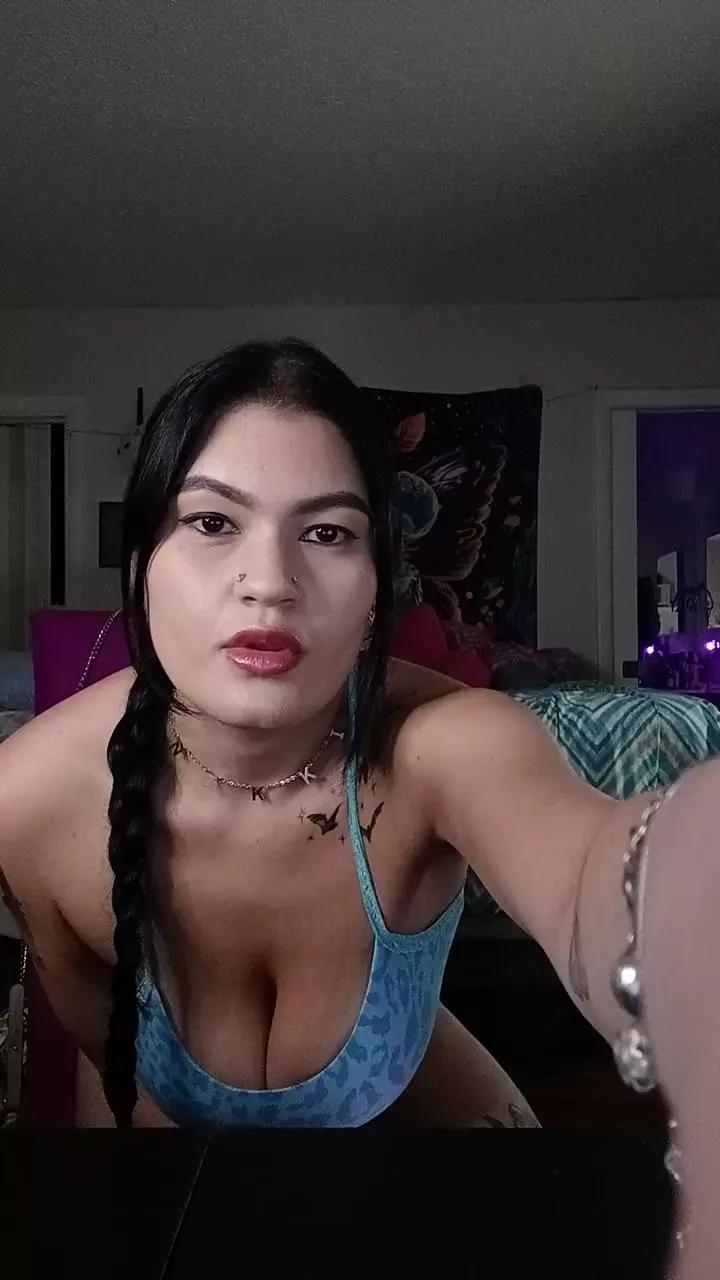 Nikkikittyx3 on Cam4 