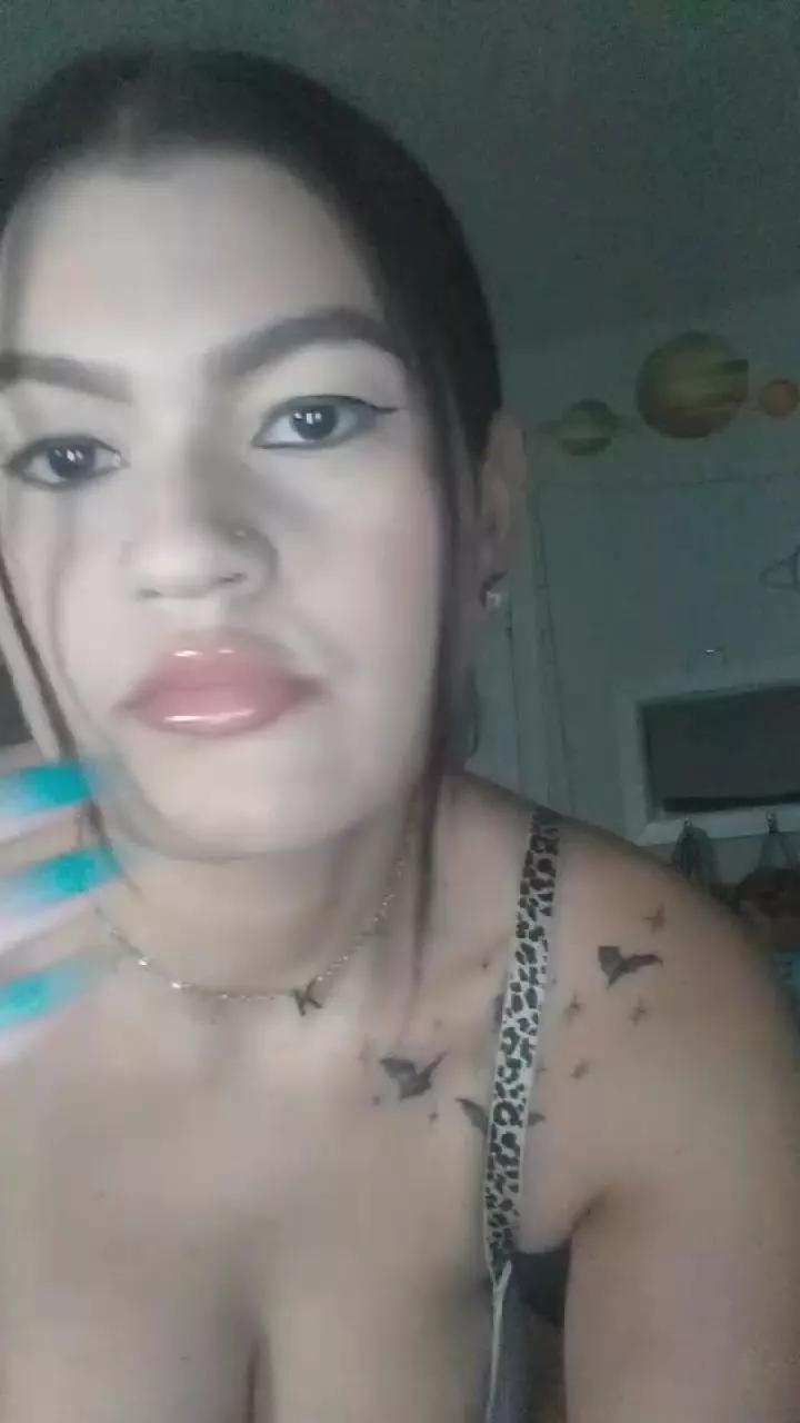 Nikkikittyx3 on Cam4 