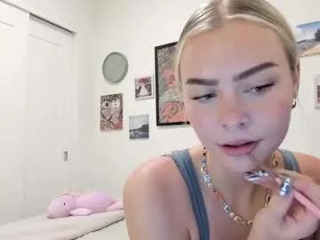 ariah_is_blonde