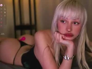 Freechat babeholly on Chaturbate