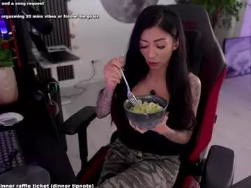 evelyne92 on Chaturbate 