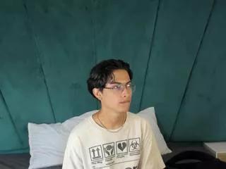 aaron_ez on Flirt4Free 
