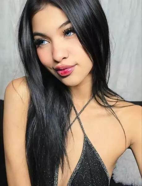 Elettra_bennet on Streamate 
