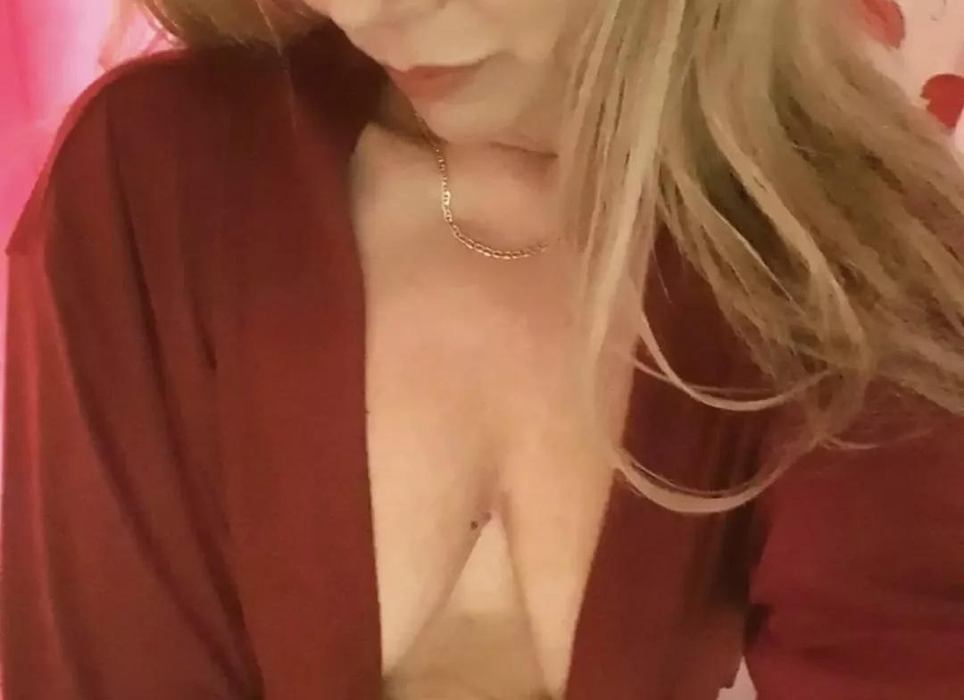 Elly49 on Streamate 