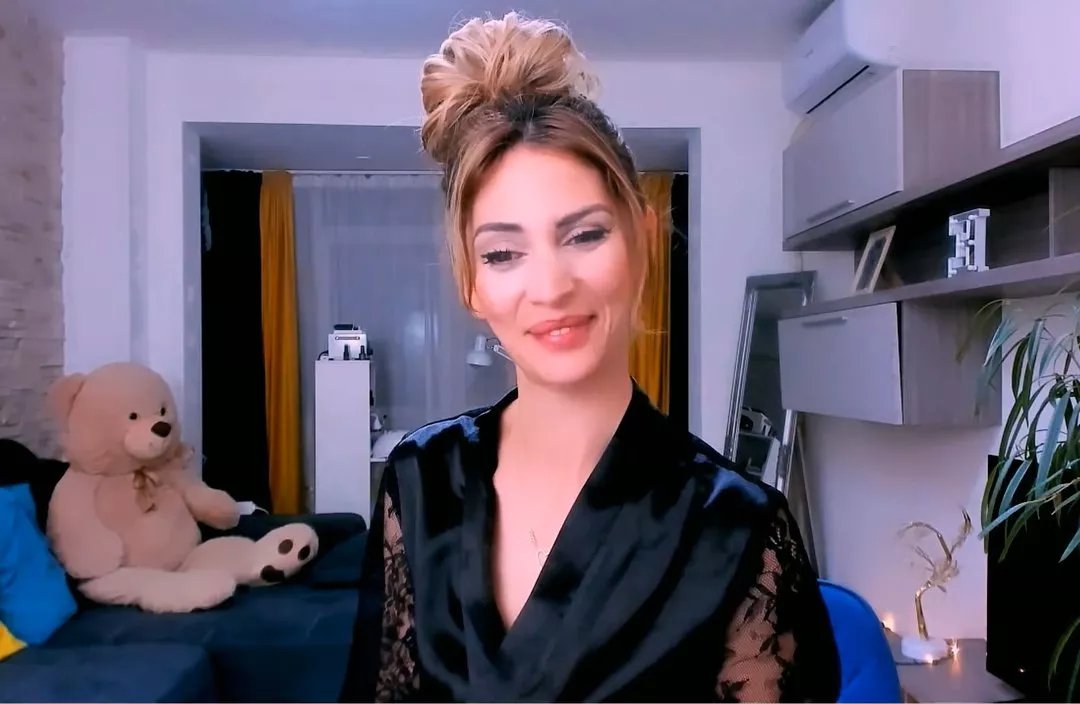 Offline MadieRobets on Streamate