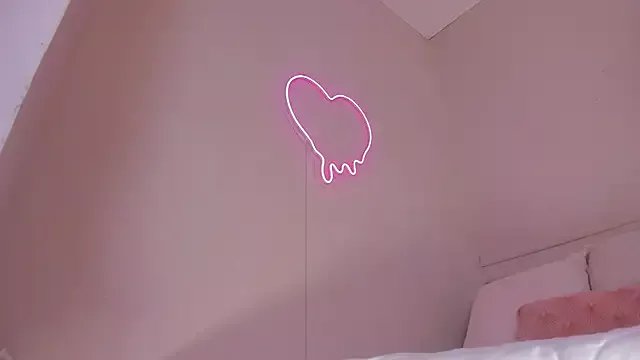 Offline _lucia_18 on StripChat