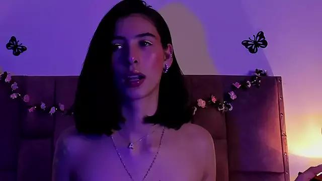 AlmaQueenn on StripChat 