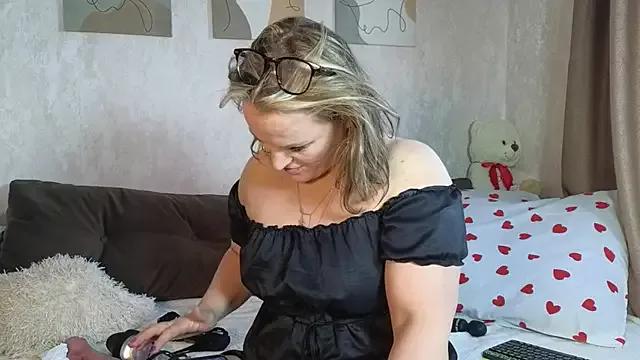 Anya-Daisy on StripChat 