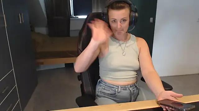 cumtomama on StripChat