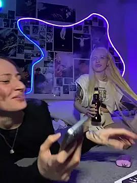 Freechat Dooubletroublee on StripChat