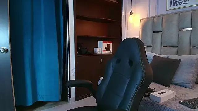 Emelie_Ch1 on StripChat