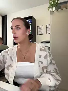 Hii_Lolla on StripChat