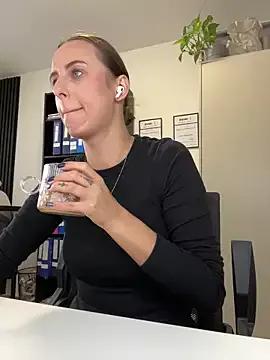 Hii_Lolla on StripChat